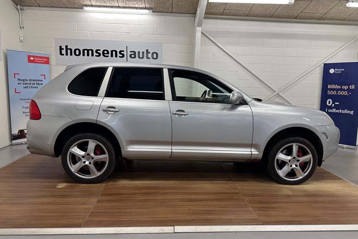Sølv Porsche Cayenne Turbo fra 2003 set udefra