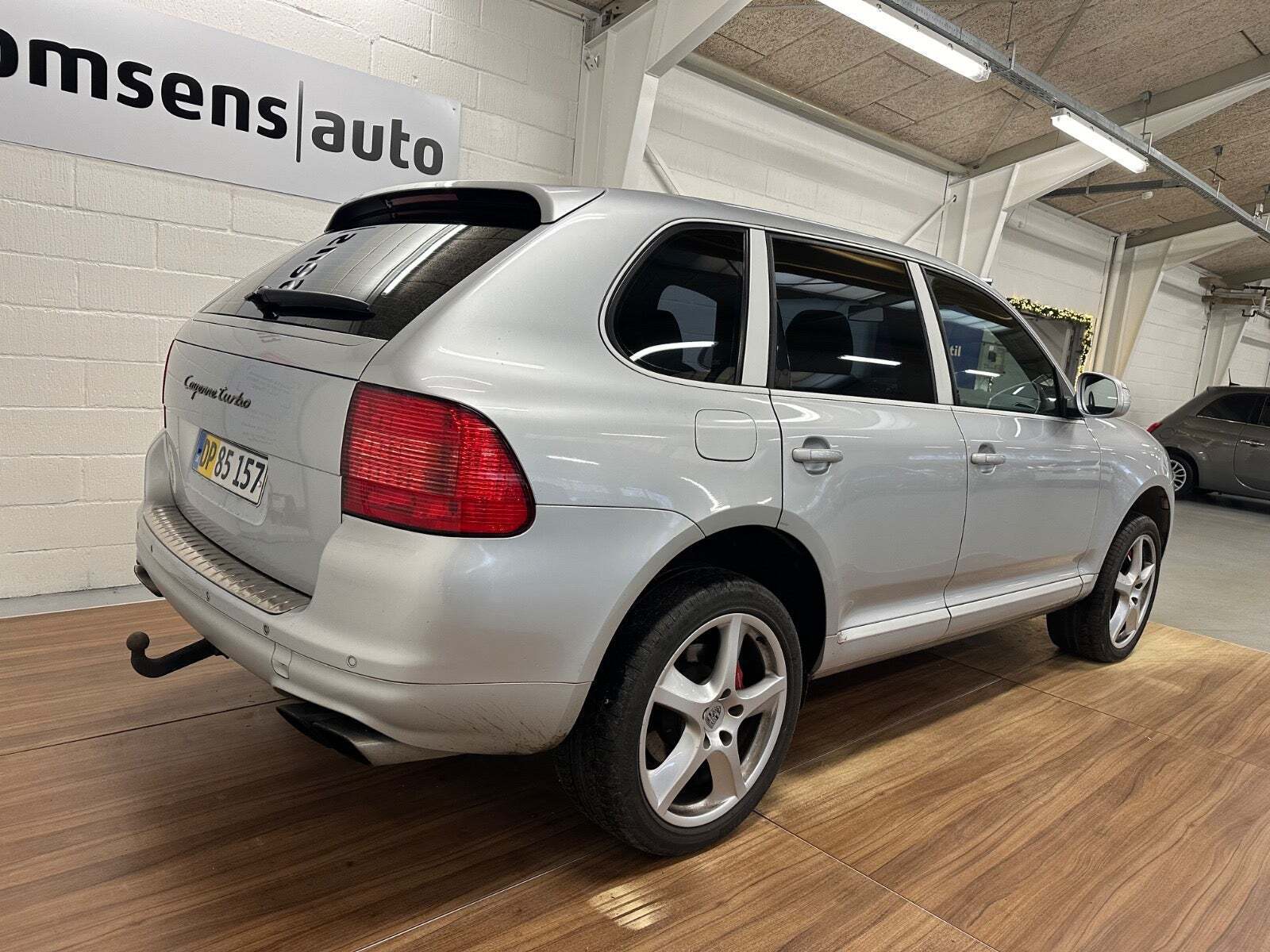 Sølv Porsche Cayenne Turbo fra 2003 set udefra