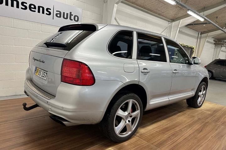 Sølv Porsche Cayenne Turbo fra 2003 set udefra