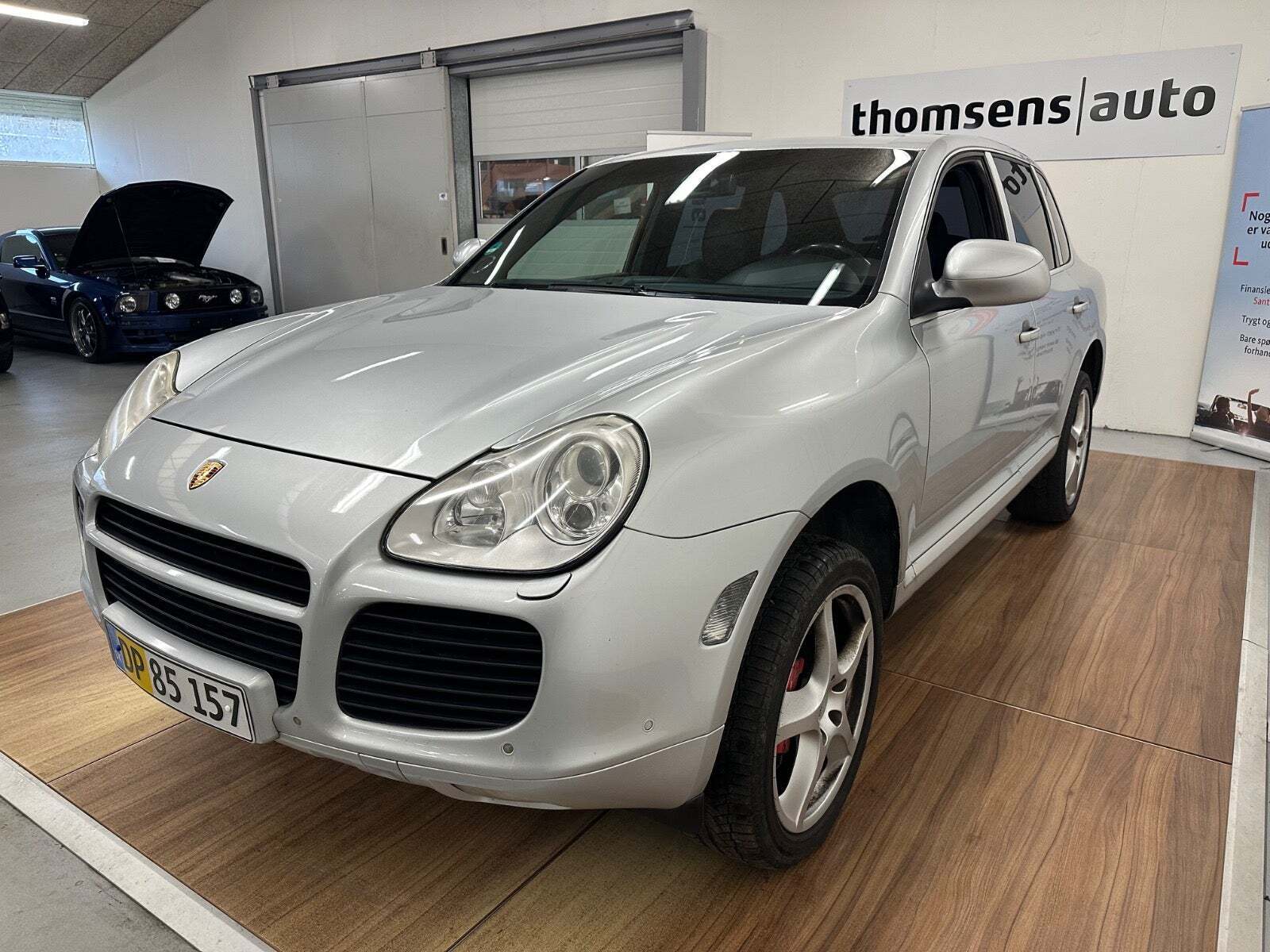 Sølv Porsche Cayenne Turbo fra 2003 set udefra