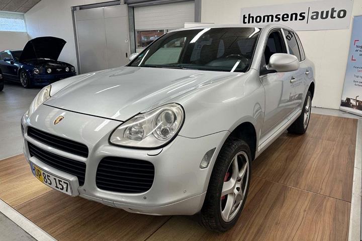 Sølv Porsche Cayenne Turbo fra 2003 set udefra