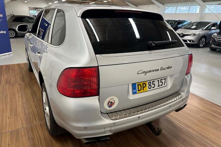Sølv Porsche Cayenne Turbo fra 2003 set udefra