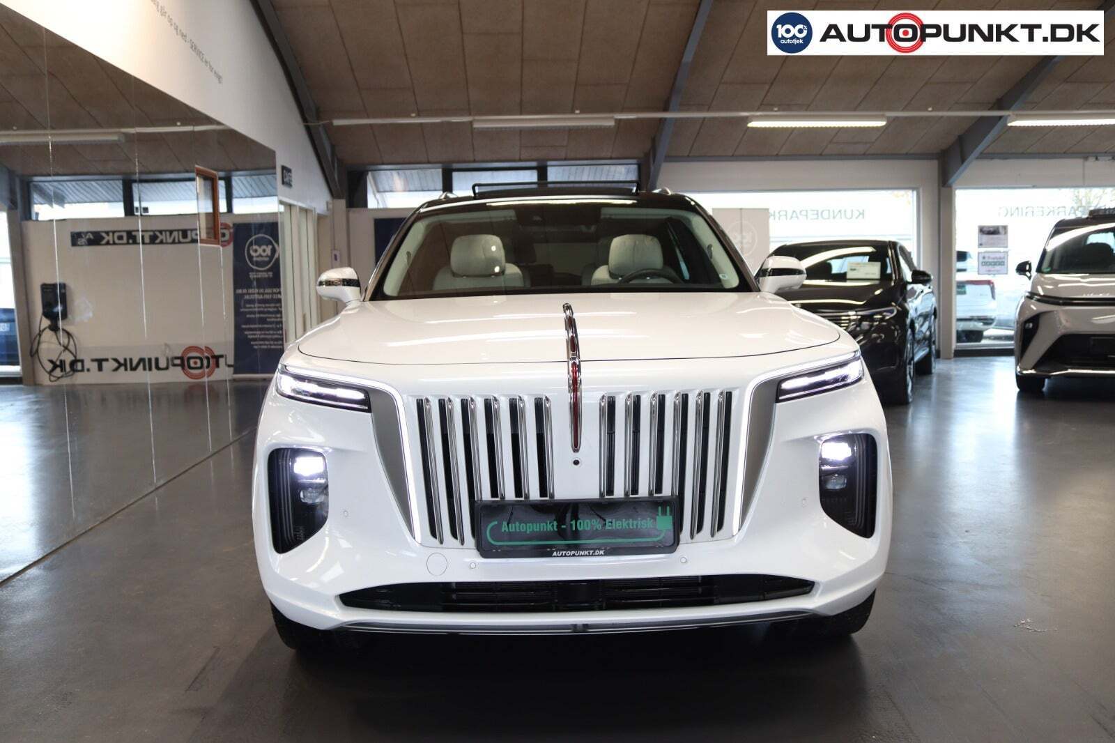 Hvid Hongqi E-HS9 fra 2024 set udefra