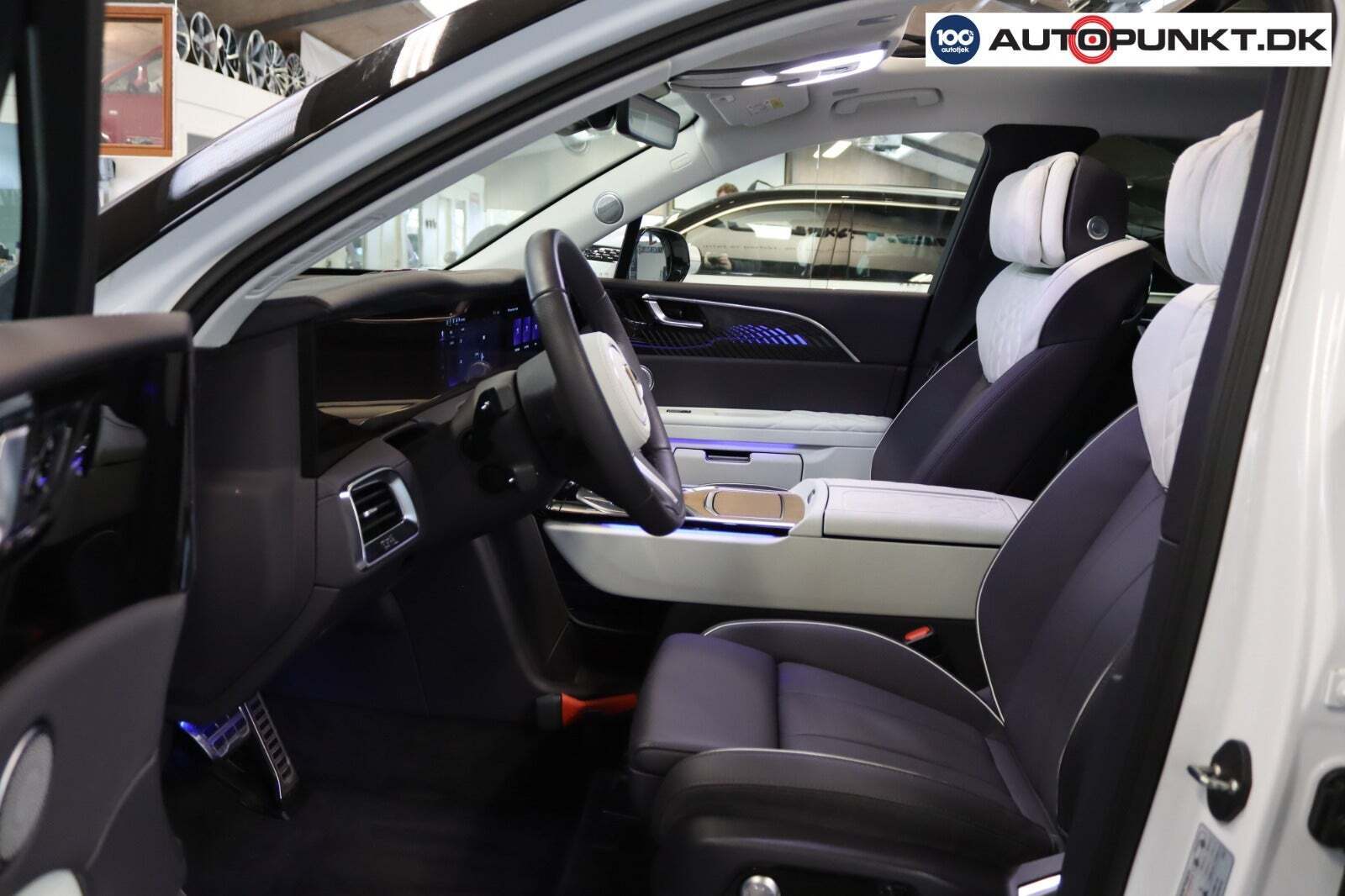 Hvid Hongqi E-HS9 fra 2024 set indefra