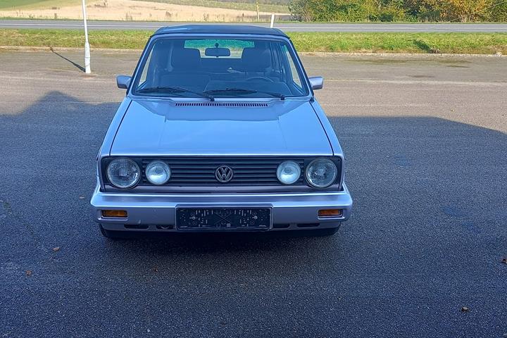 Sølv VW Golf Cabriolet fra 1992