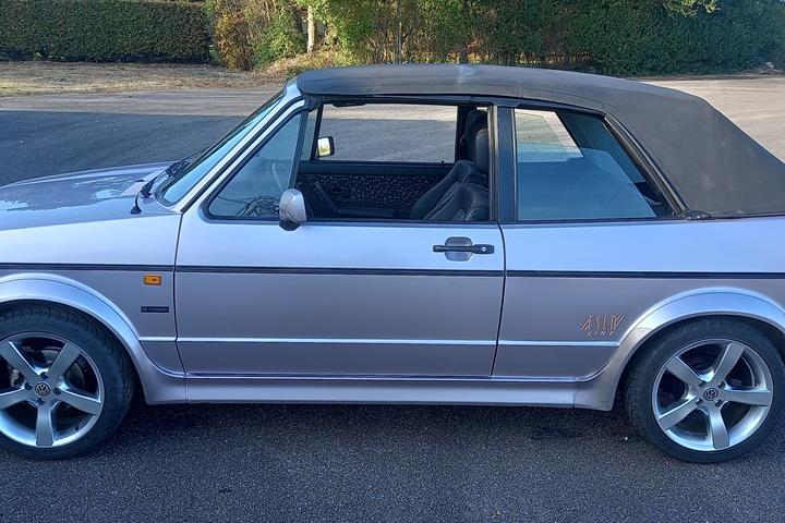 Sølv VW Golf Cabriolet fra 1992