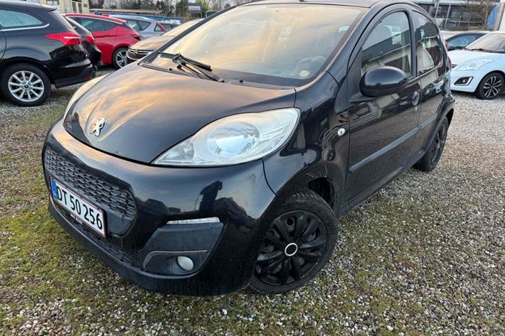 Sort Peugeot 107 fra 2012 set udefra