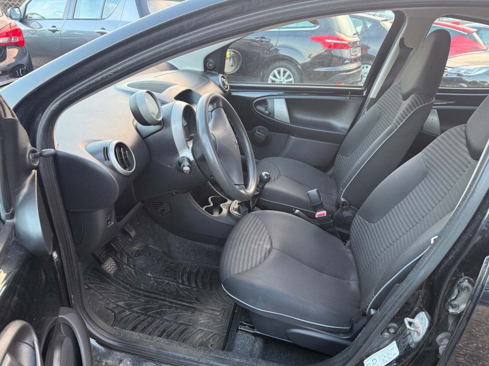 Sort Peugeot 107 fra 2012