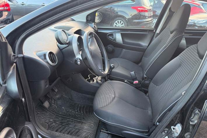 Sort Peugeot 107 fra 2012