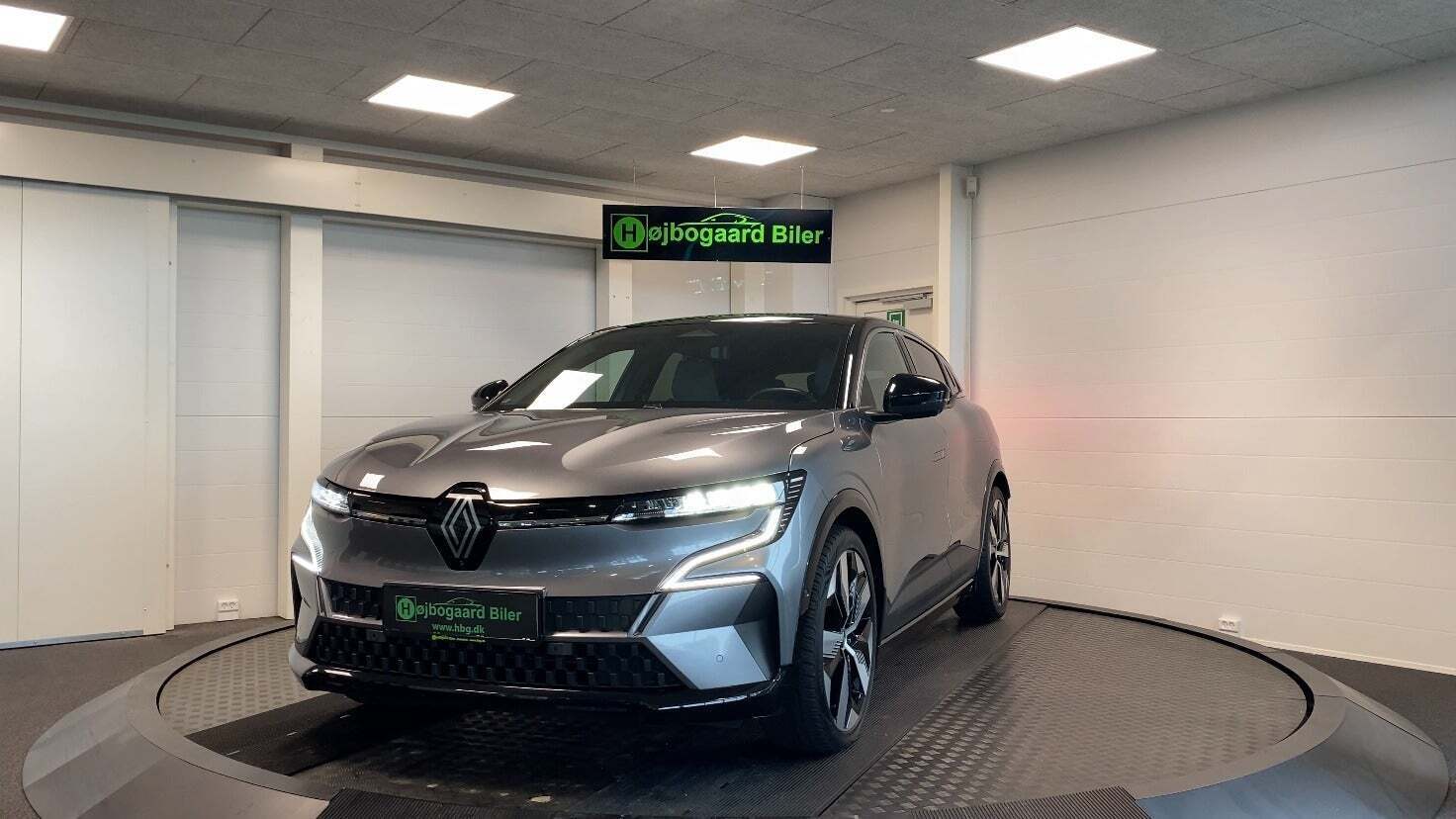 Grå Renault Megane E-Tech fra 2023 set udefra
