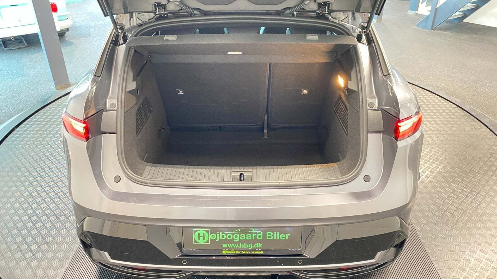 Grå Renault Megane E-Tech fra 2023