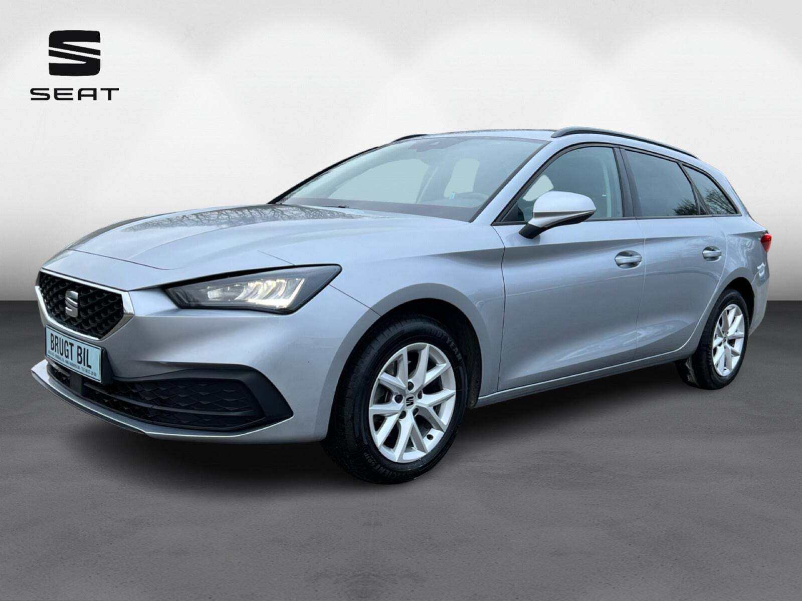 Sølv Seat Leon fra 2024 set udefra