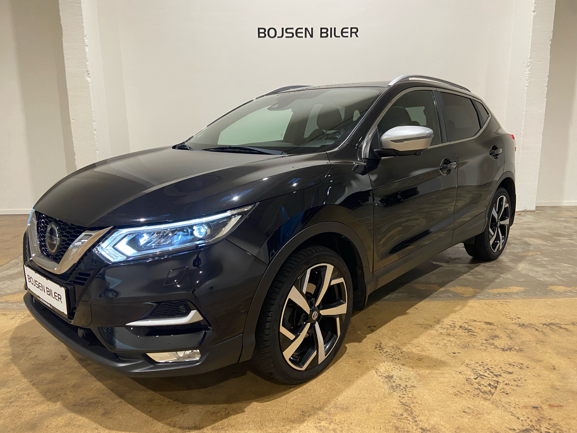 Sort Nissan Qashqai fra 2018 set udefra