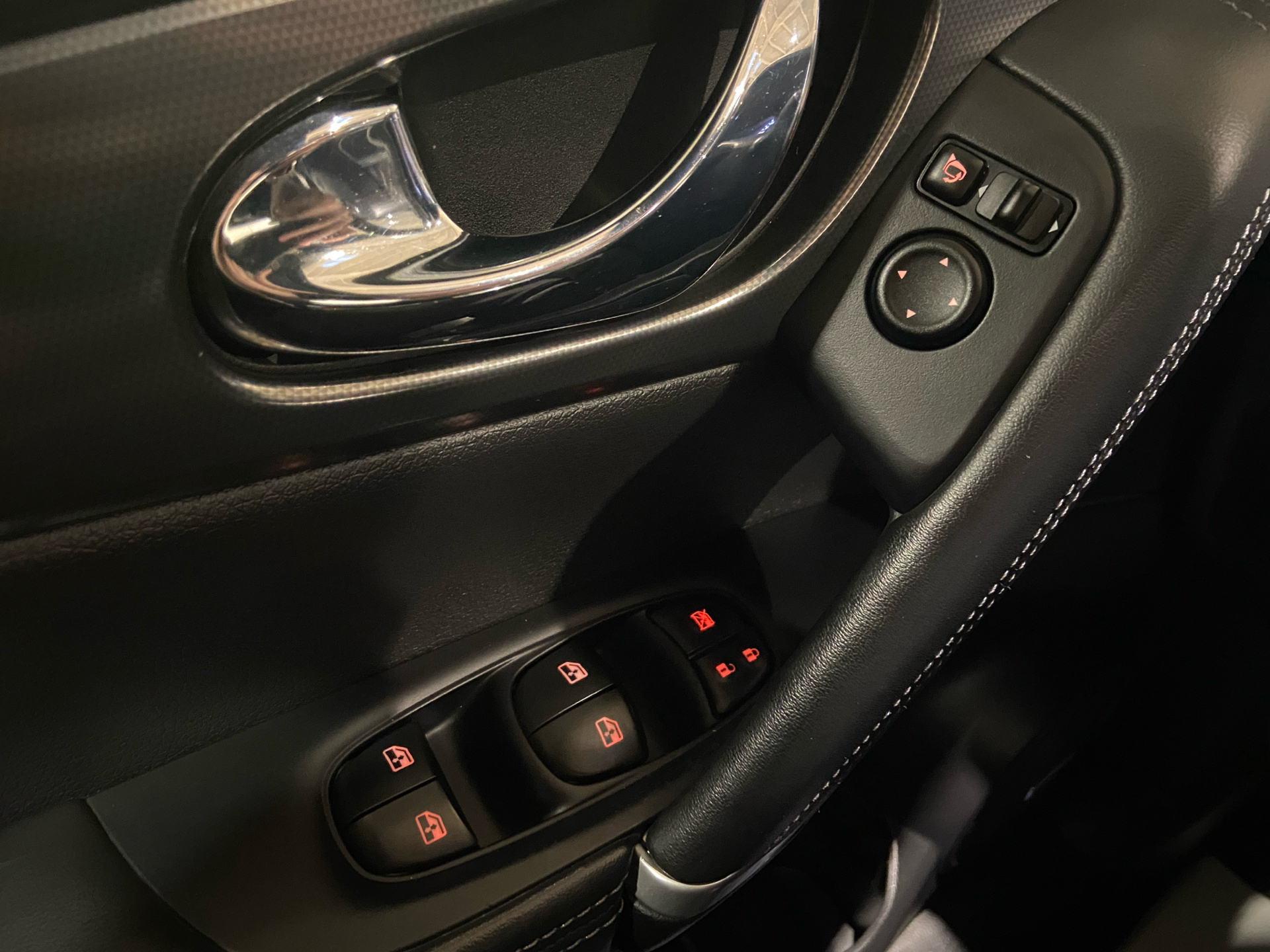 Sort Nissan Qashqai fra 2018