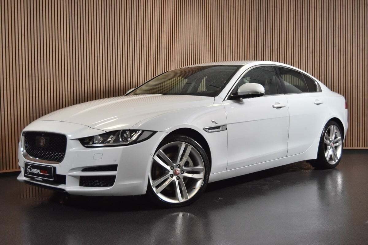 Hvid Jaguar XE fra 2016 set udefra