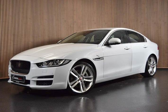 Hvid Jaguar XE fra 2016 set udefra