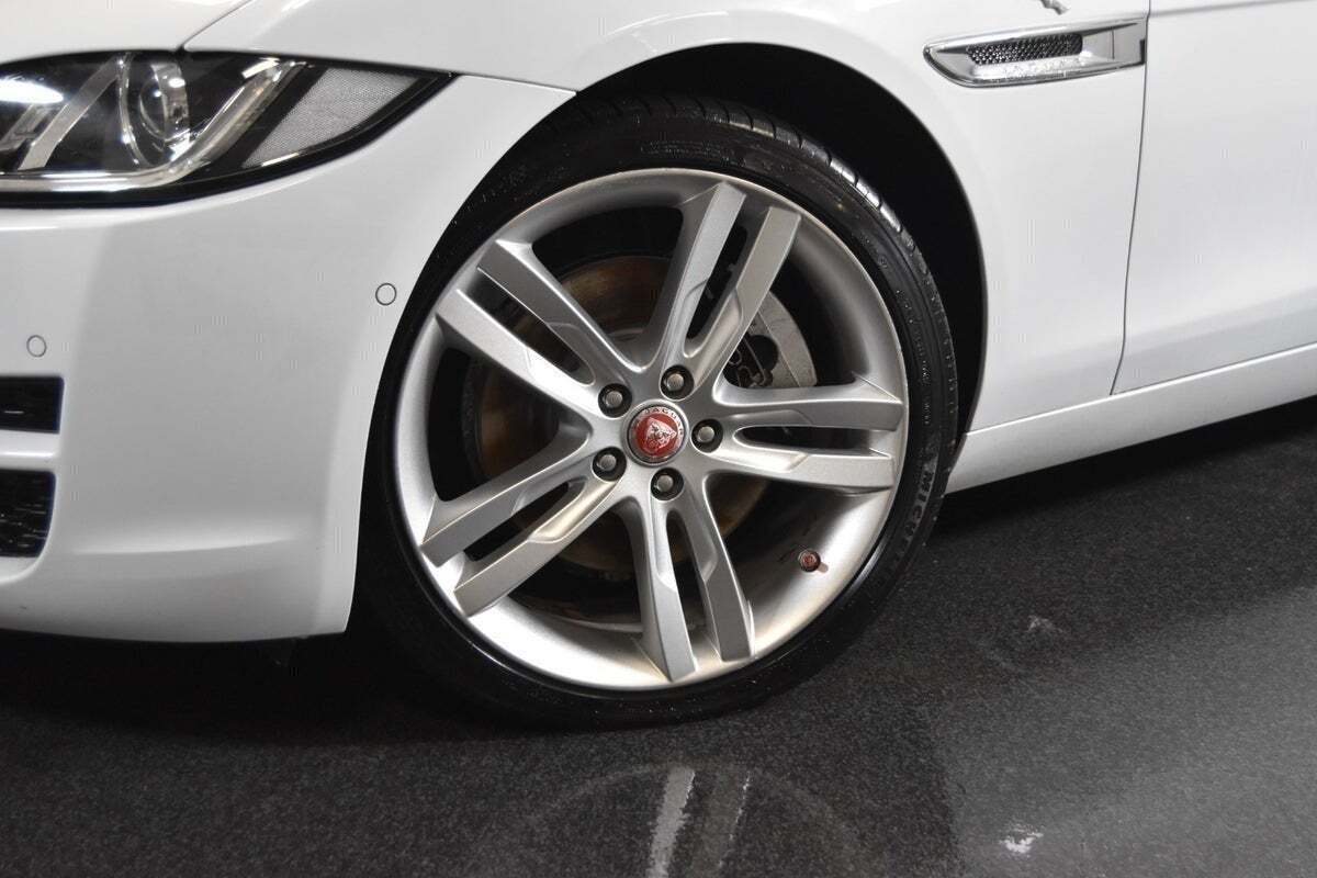 Hvid Jaguar XE fra 2016 set udefra