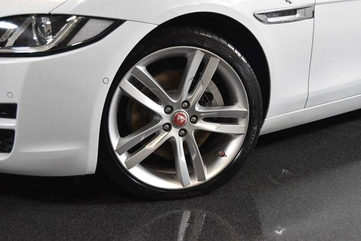 Hvid Jaguar XE fra 2016 set udefra