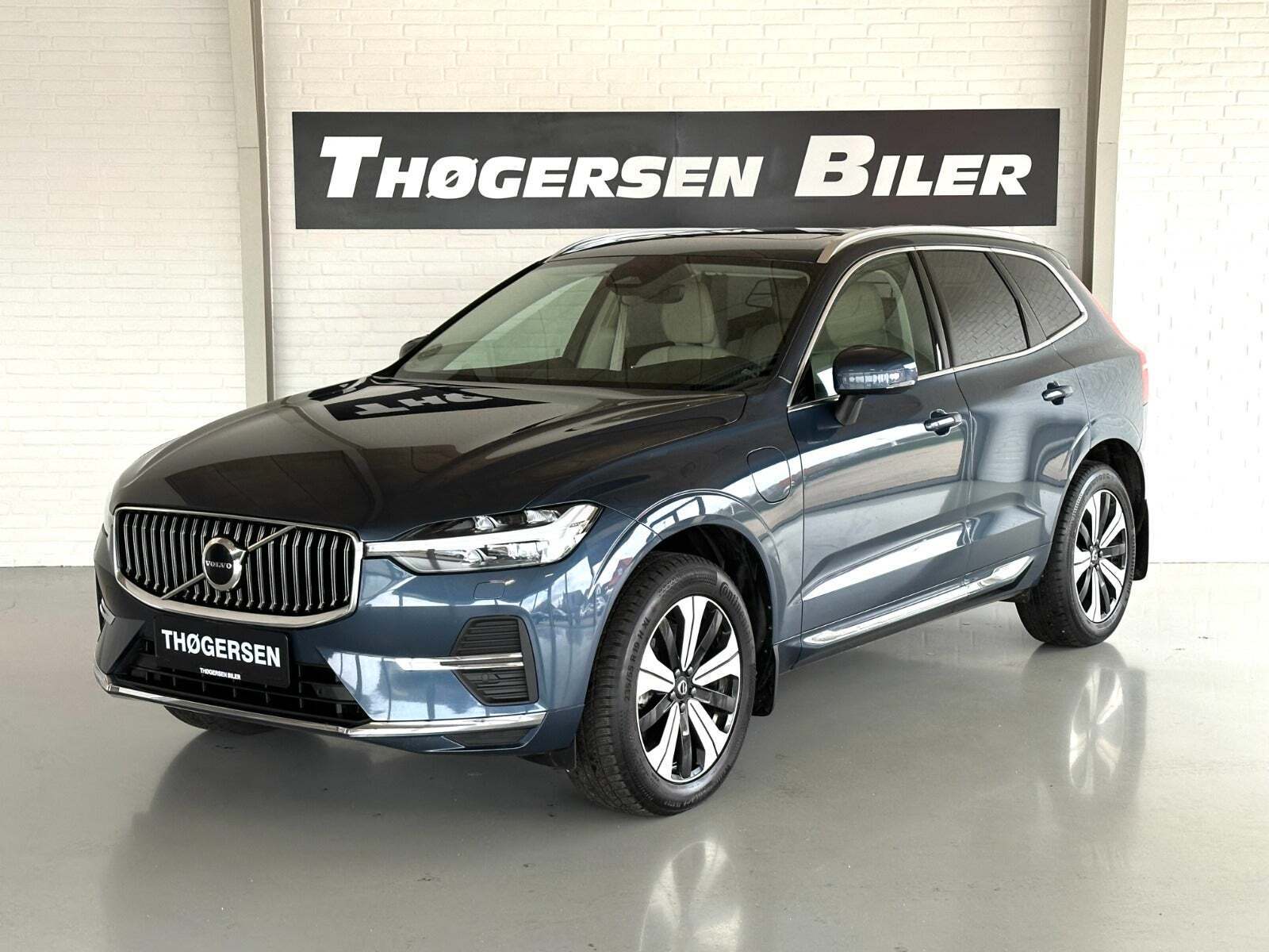 Blå Volvo XC60 fra 2023 set udefra
