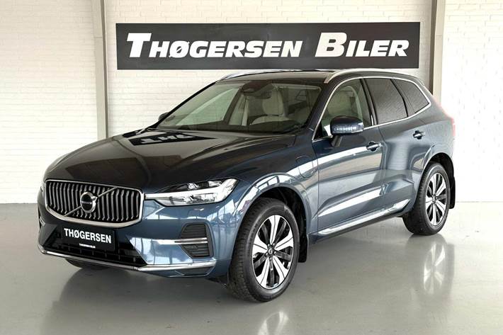 Blå Volvo XC60 fra 2023 set udefra