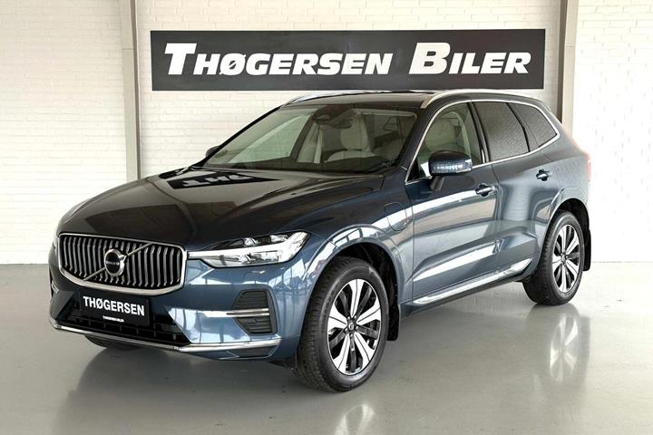 Blå Volvo XC60 fra 2023 set udefra