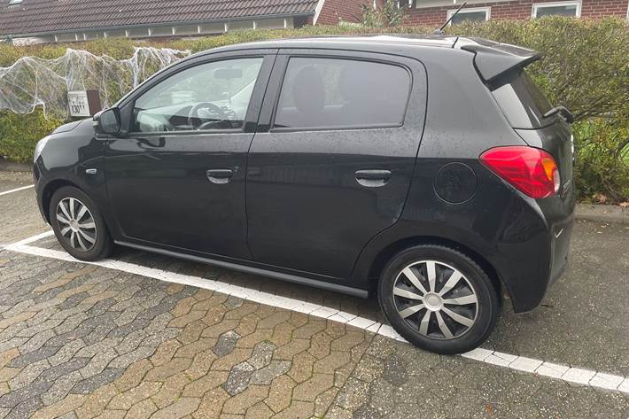 Sort Mitsubishi Space Star fra 2015