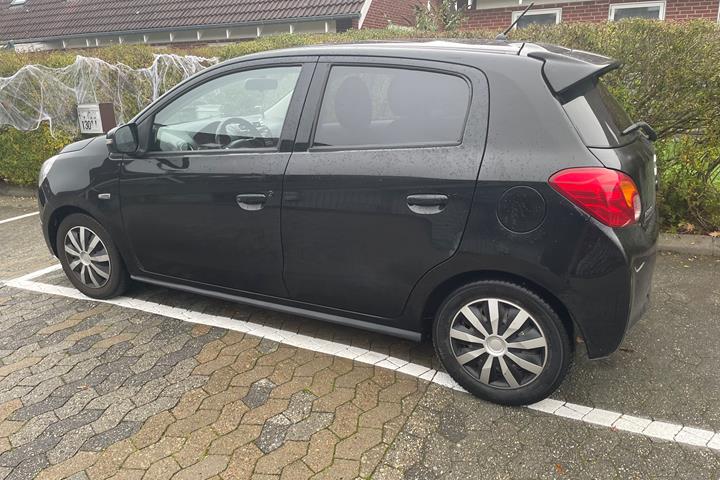 Sort Mitsubishi Space Star fra 2015