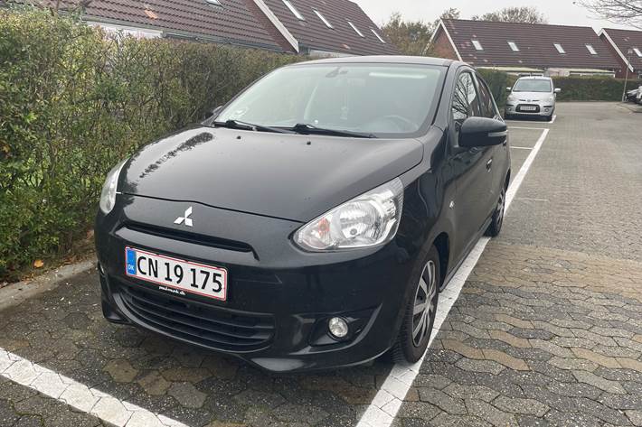 Sort Mitsubishi Space Star fra 2015