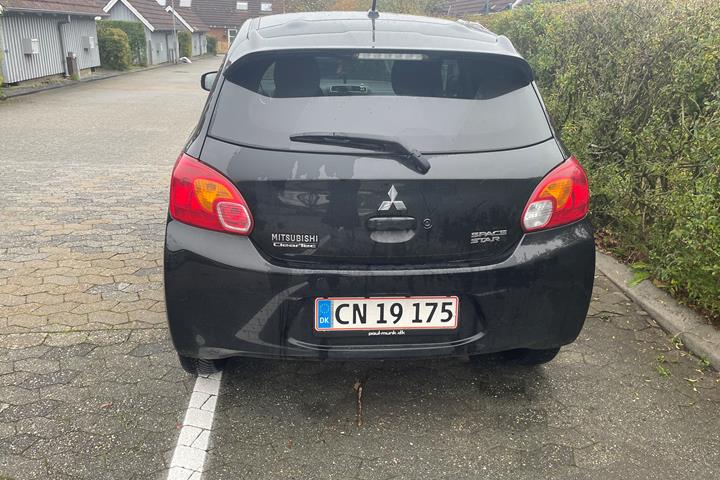 Sort Mitsubishi Space Star fra 2015