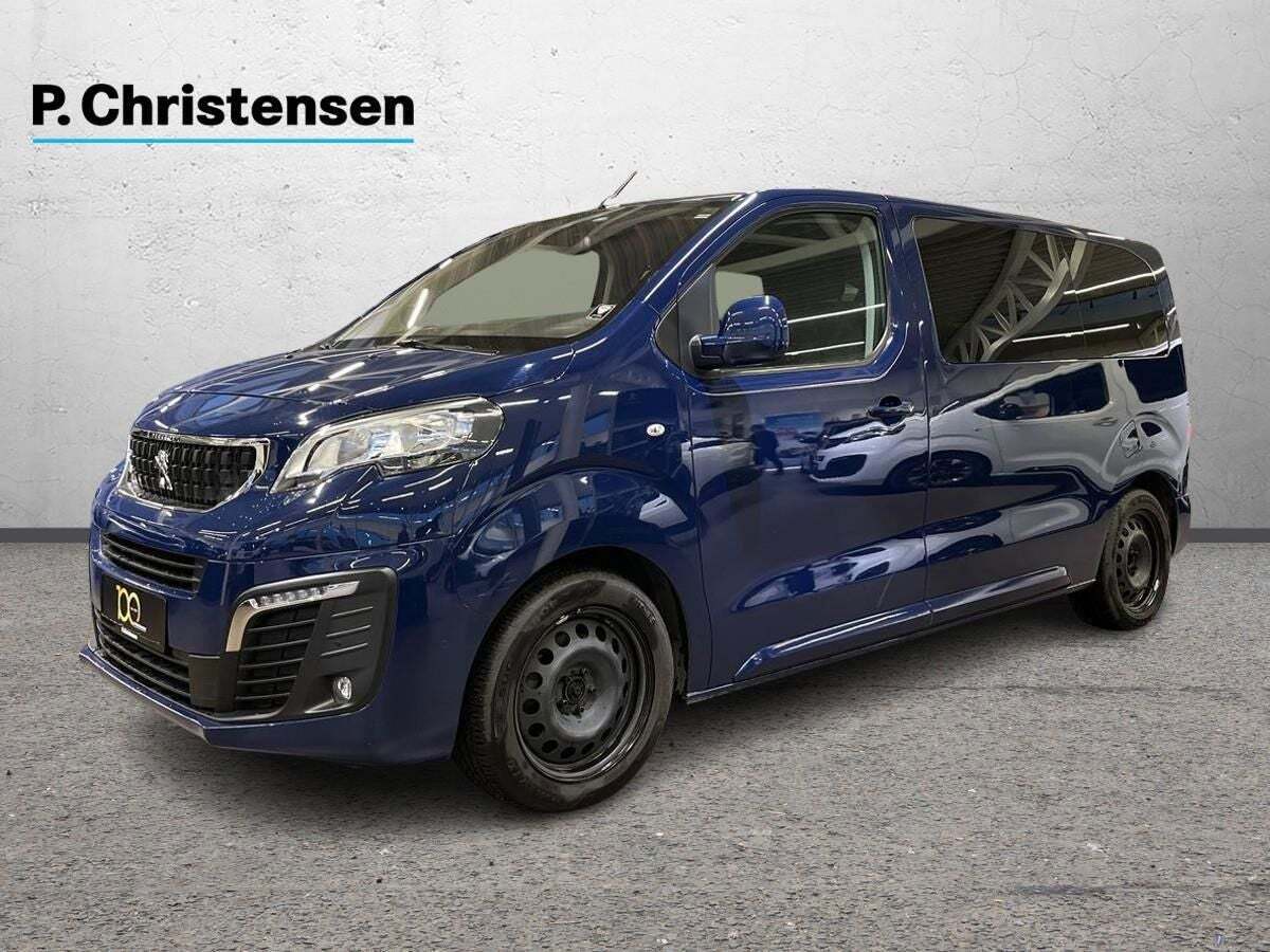 Blå Peugeot Expert fra 2019 set udefra