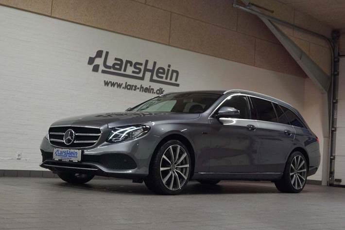 Grå Mercedes E300 de fra 2020 set udefra