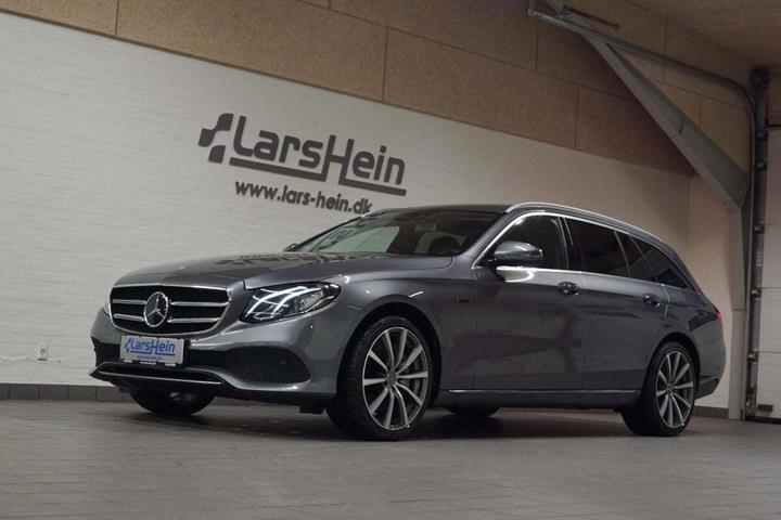 Grå Mercedes E300 de fra 2020 set udefra
