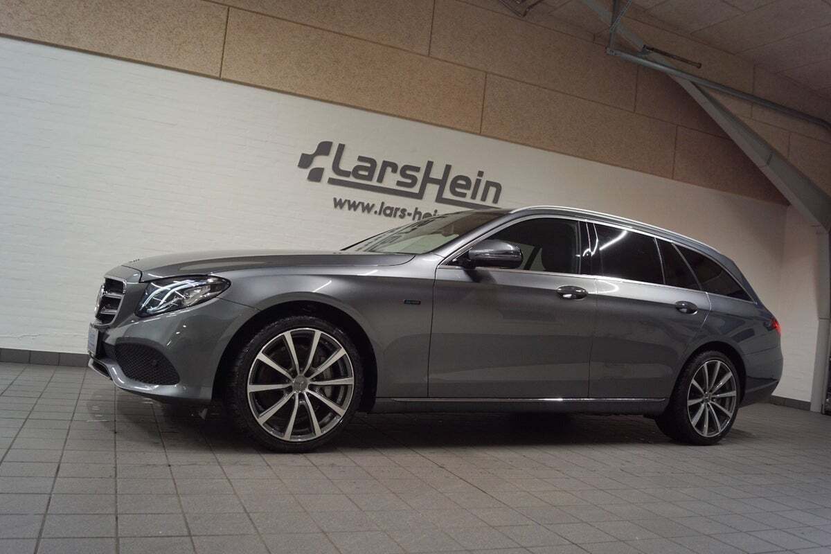 Grå Mercedes E300 de fra 2020