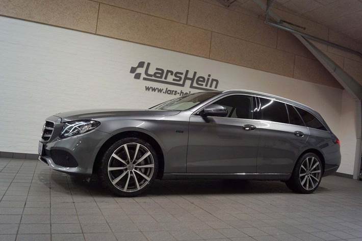 Grå Mercedes E300 de fra 2020