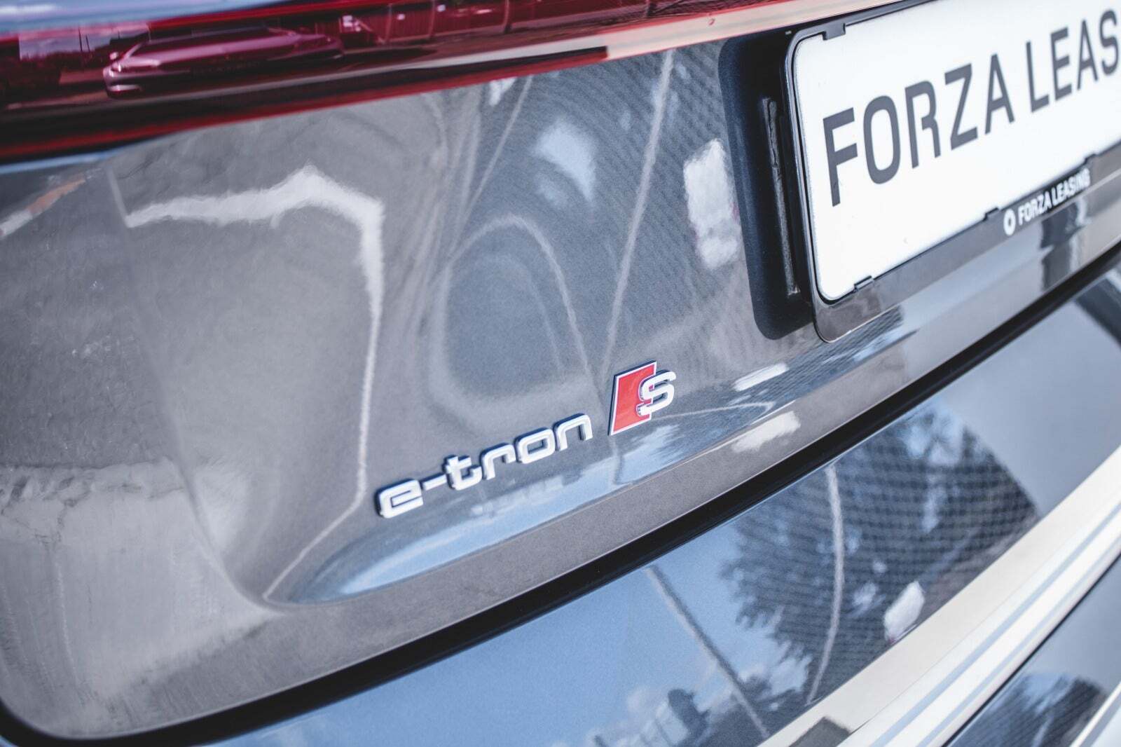 Grå Audi e-tron S fra 2021