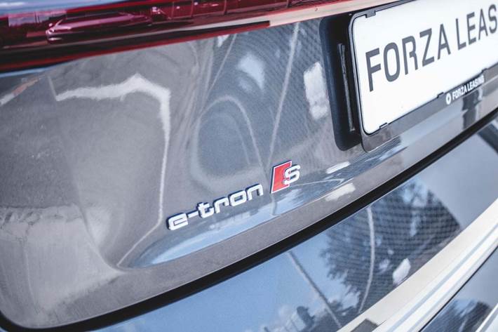 Grå Audi e-tron S fra 2021
