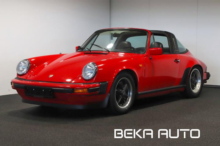Rød Porsche 911 Targa fra 1975 set udefra
