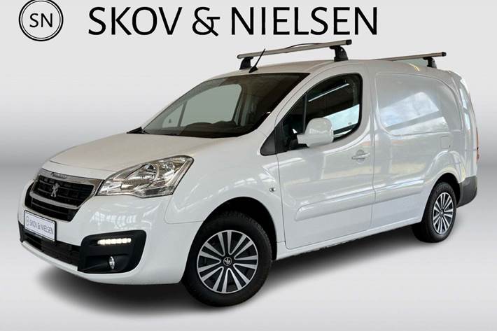 Hvid Peugeot Partner fra 2018 set udefra