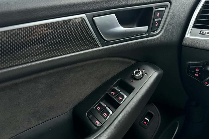 Sort Audi SQ5 fra 2016 set indefra
