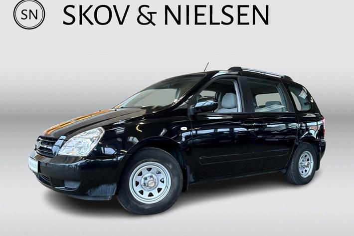 Sort Kia Carnival fra 2007 set udefra