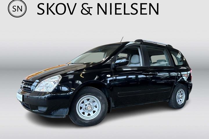 Sort Kia Carnival fra 2007 set udefra