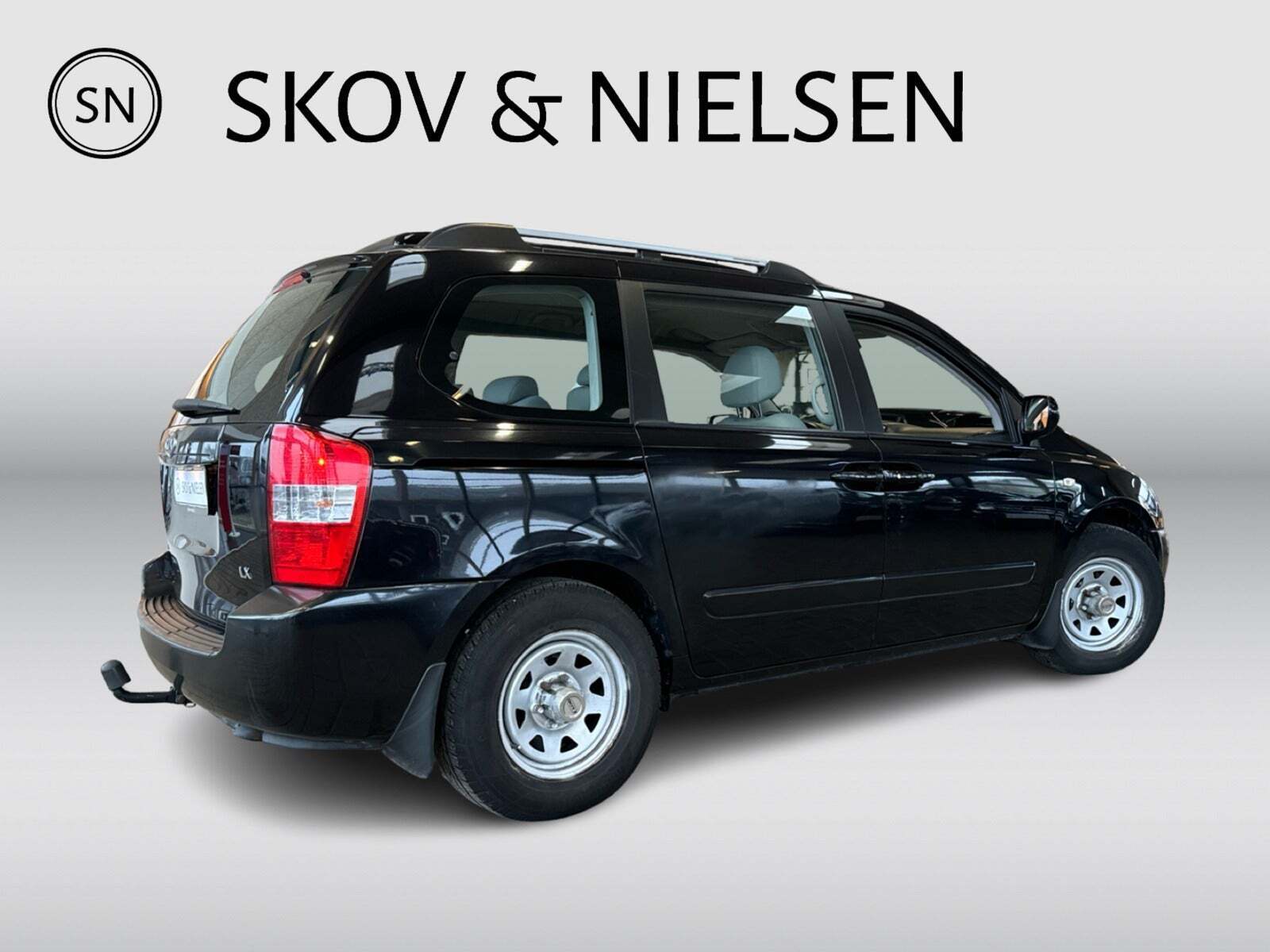 Sort Kia Carnival fra 2007 set udefra