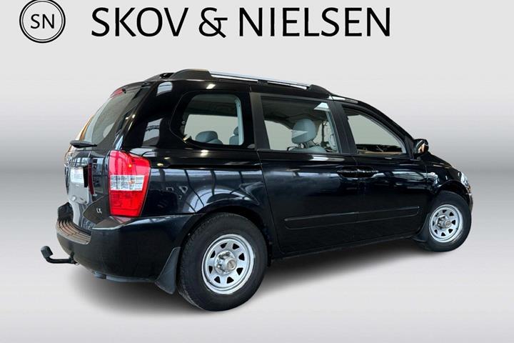 Sort Kia Carnival fra 2007 set udefra