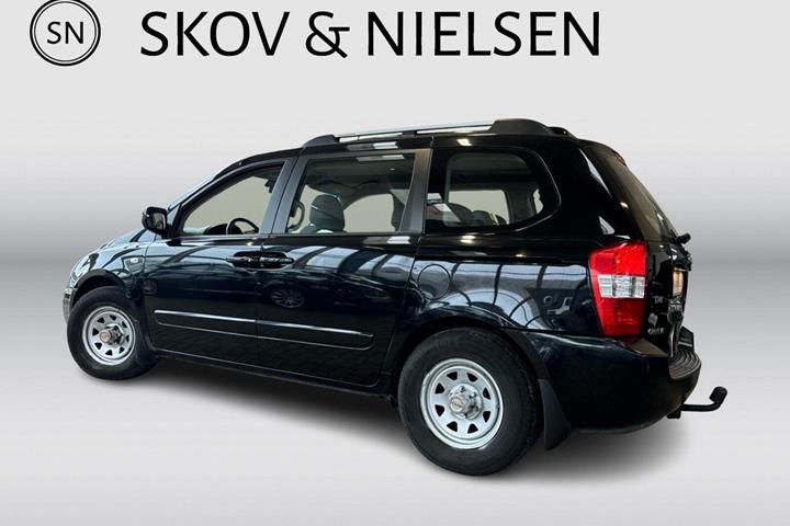 Sort Kia Carnival fra 2007 set udefra