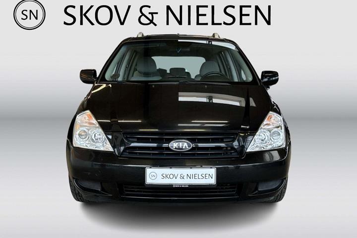 Sort Kia Carnival fra 2007 set udefra