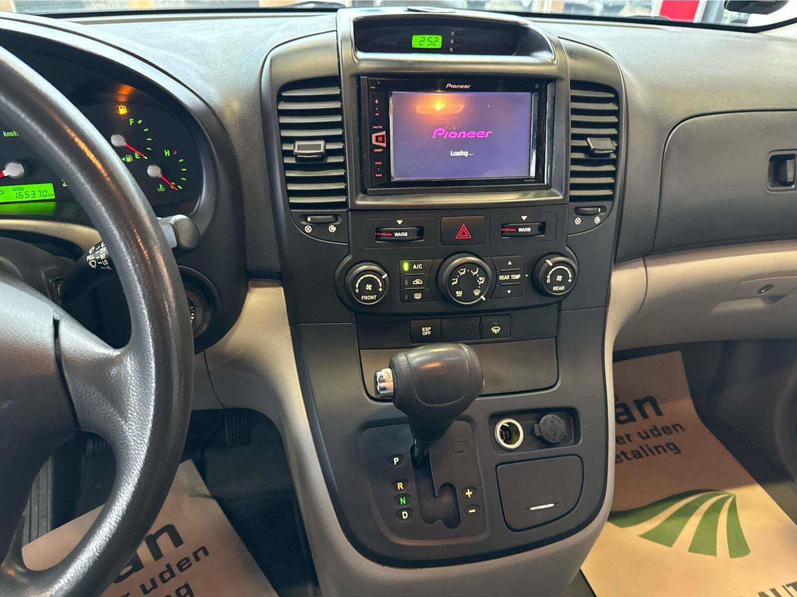 Sort Kia Carnival fra 2007 set indefra