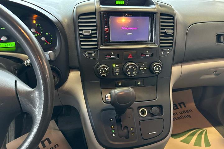 Sort Kia Carnival fra 2007 set indefra