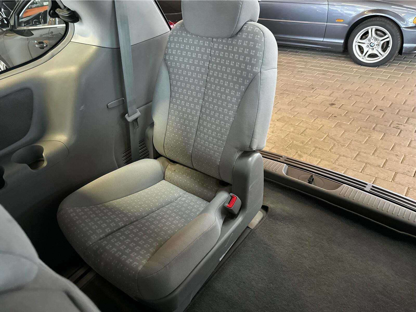 Sort Kia Carnival fra 2007 set indefra