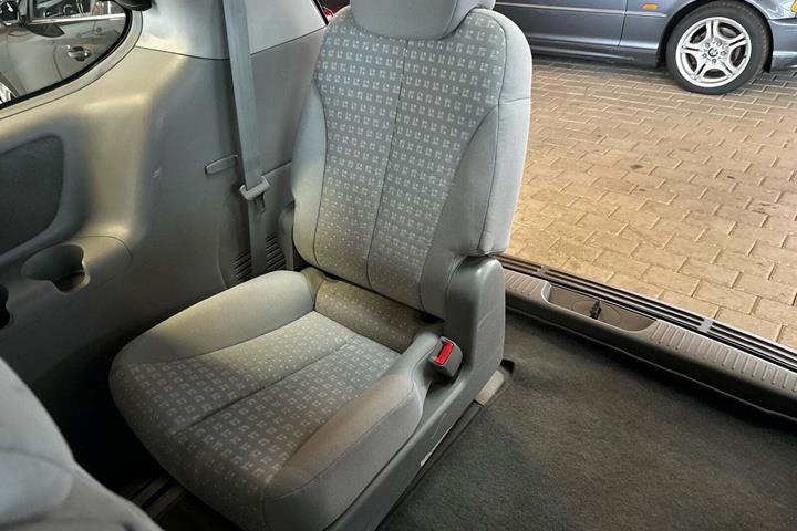 Sort Kia Carnival fra 2007 set indefra