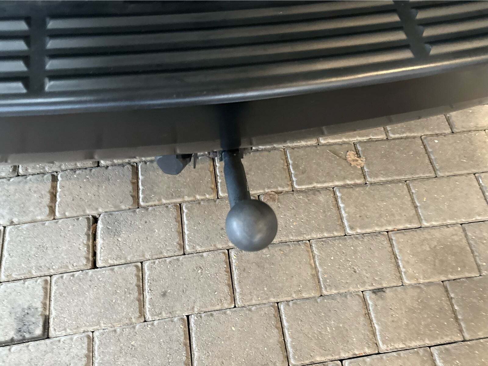 Sort Kia Carnival fra 2007 set udefra